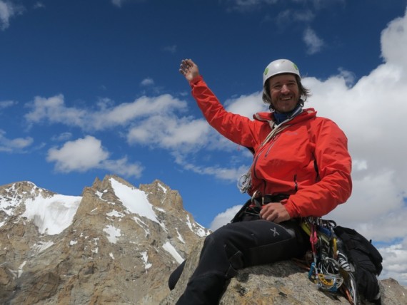 Matic na vrhu Shava Kangri (5728 m), v ozadju Remalaya z glavnim in zahodnim vrhom